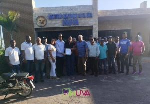 Autoridades del INUVA y productores de uvas y vinos de la provincia Bahoruco se re&uacute;nen con el Senador y la Gobernadora de la provincia.