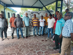 Entrega de fertilizantes a productores de uvas.