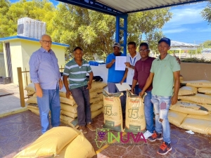 El INUVA entrega fertilizantes a los productores de uvas de la prov. Bahoruco.