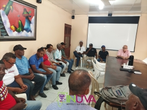 Autoridades del INUVA se re&uacute;nen con productores vitivin&iacute;colas de la provincia Bahoruco.