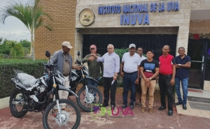 El INUVA entrega motocicletas nuevas a dos de nuestros t&eacute;cnicos.